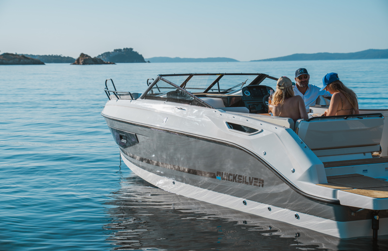 Quicksilver 755 Cruiser, boot met mensen op zee