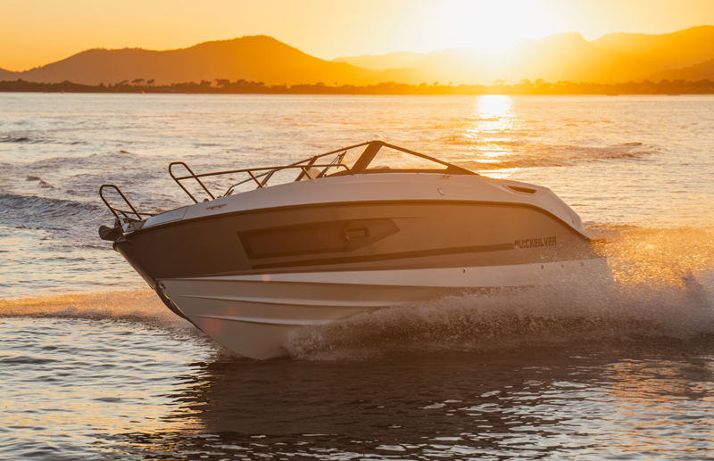 Quicksilver 755 Cruiser, boot varend bij zonsondergang