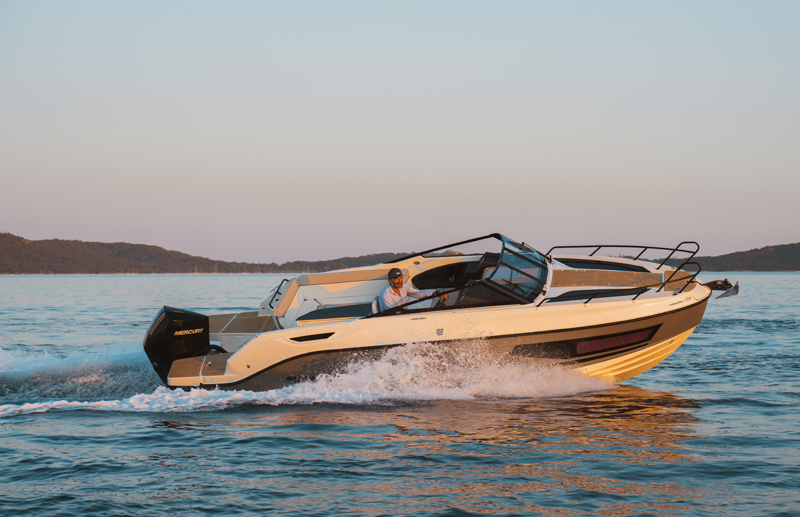Quicksilver 755 Cruiser, boot varend op zee bij zonsondergang