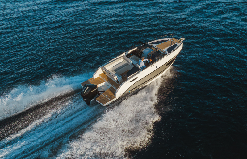 Quicksilver 755 Cruiser, boot varend op zee met golven
