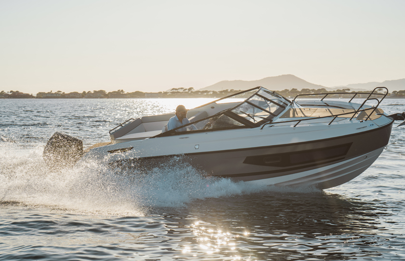 Quicksilver 755 Cruiser, boot varend op zee met spetterend water