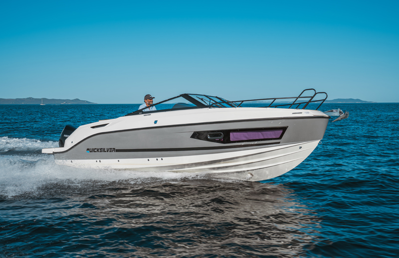 Quicksilver 755 Cruiser, boot varend op zee