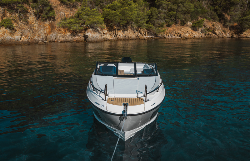 Quicksilver 755 Cruiser, boot voor anker bij kust