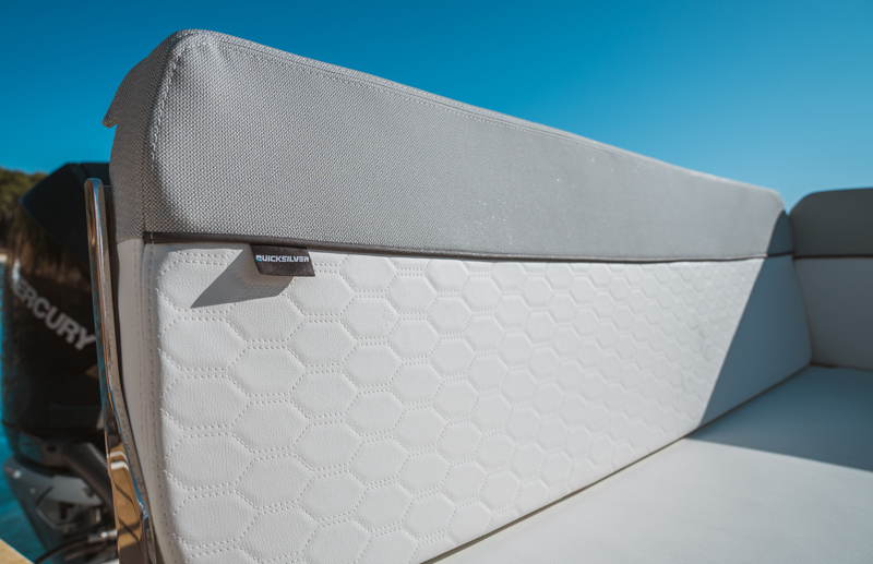 Quicksilver 755 Cruiser, close up bekleding boot bank