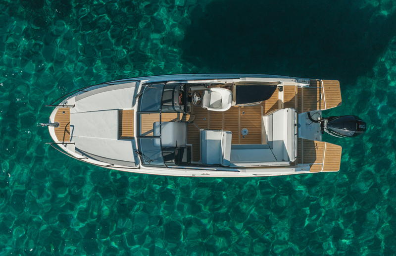 Quicksilver 755 Cruiser, luchtfoto boot op turquoise water