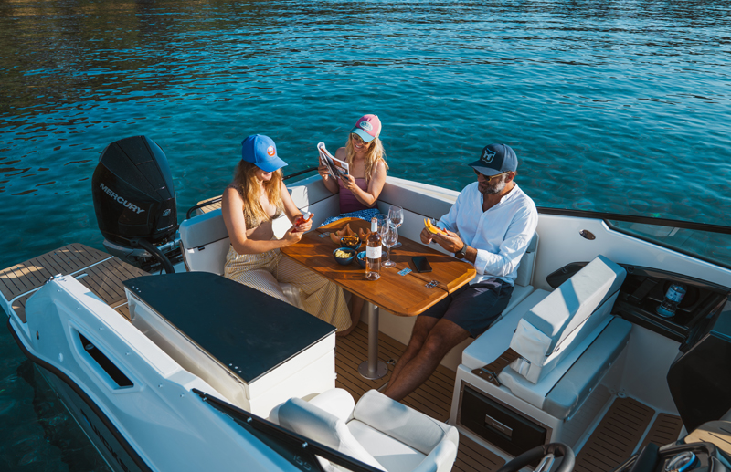 Quicksilver 755 Cruiser, mensen aan tafel op boot