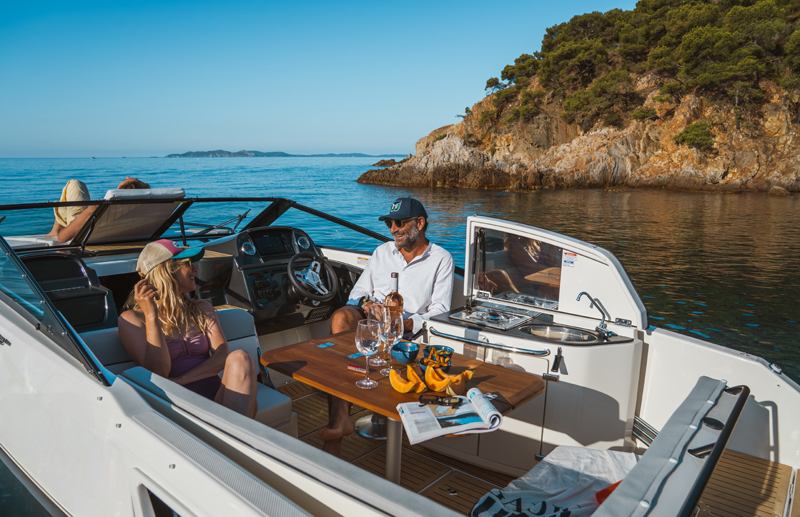 Quicksilver 755 Cruiser, mensen ontspannen aan boord tafel