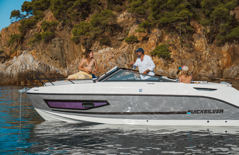 Quicksilver 755 Cruiser, quicksilver boot bij rotsachtige kust