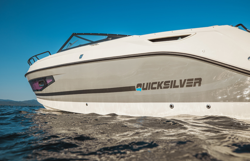Quicksilver 755 Cruiser, romp van boot op water