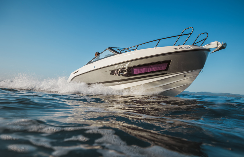 Quicksilver 755 Cruiser, speedboot varend op zee