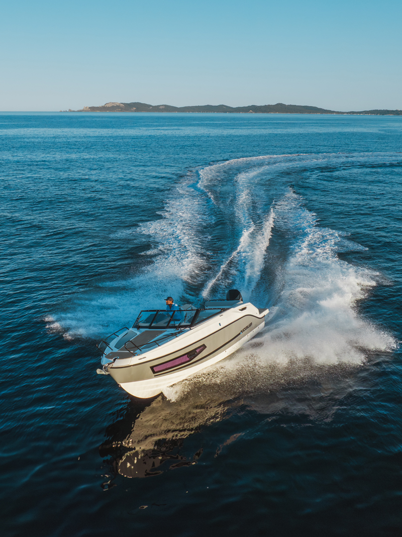 Quicksilver 755 Cruiser, speedboot varend op zee