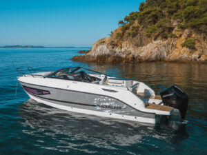 Quicksilver 755 Cruiser, witte motorboot afgemeerd bij rotsen