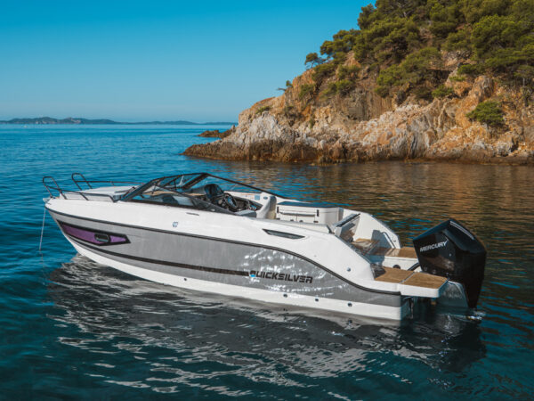 Quicksilver 755 Cruiser, witte motorboot afgemeerd bij rotsen