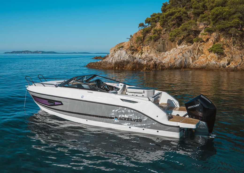 Quicksilver 755 Cruiser, witte motorboot afgemeerd bij rotsen