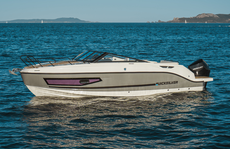 Quicksilver 755 Cruiser, witte motorboot vaart op zee