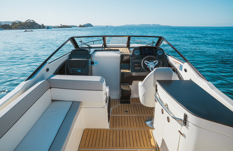 Quicksilver 755 Cruiser, cockpit met stuurstand en zitbank