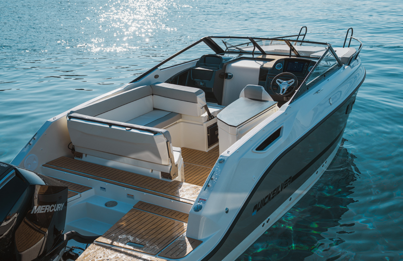Quicksilver 755 Cruiser, cockpit met zitbank en stuurstand