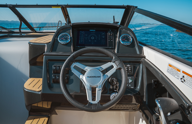 Quicksilver 755 Cruiser, stuurstand met stuurwiel en instrumenten