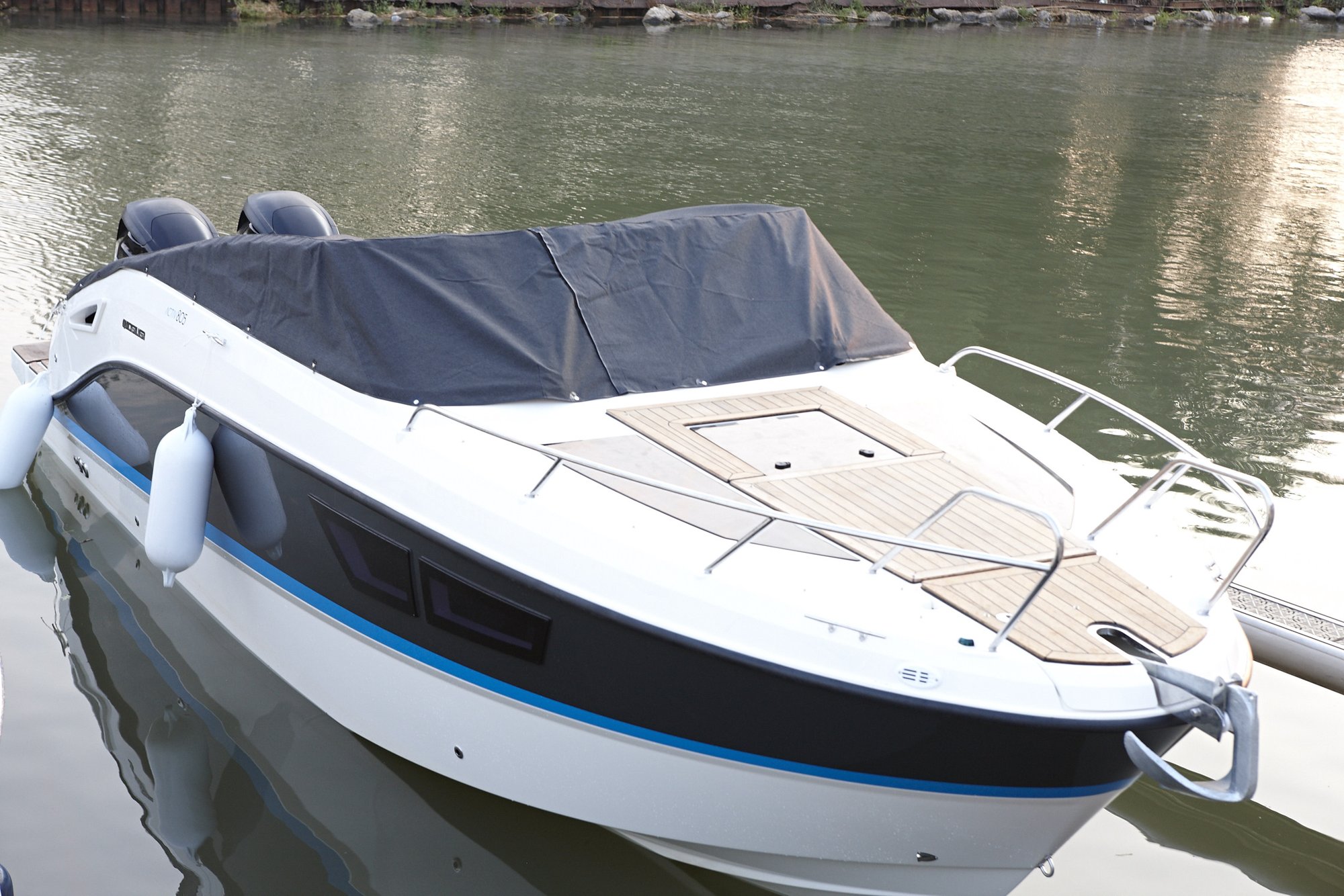 Quicksilver 805 Cruiser, boot afgemeerd aan steiger