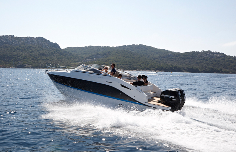 Quicksilver 805 Cruiser, boot varend op zee met bergen