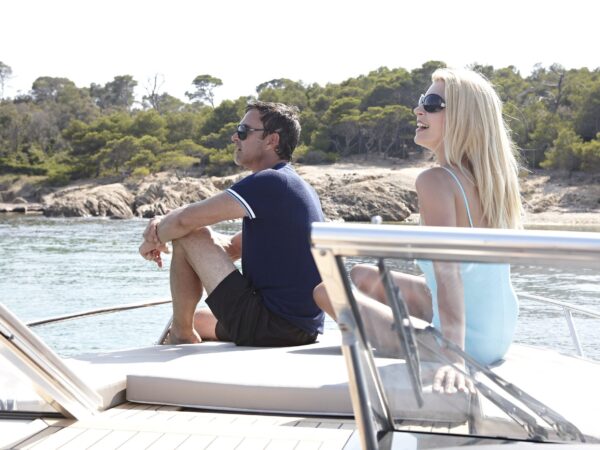 Quicksilver 805 Cruiser, man en vrouw ontspannen op boot