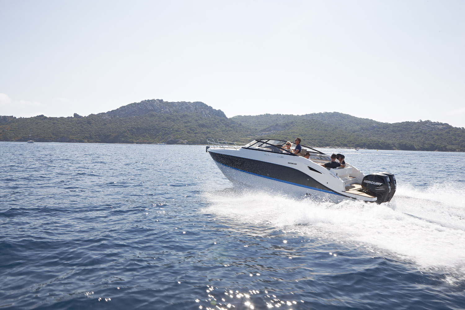 Quicksilver 805 Cruiser, speedboot vaart over zee bij kust