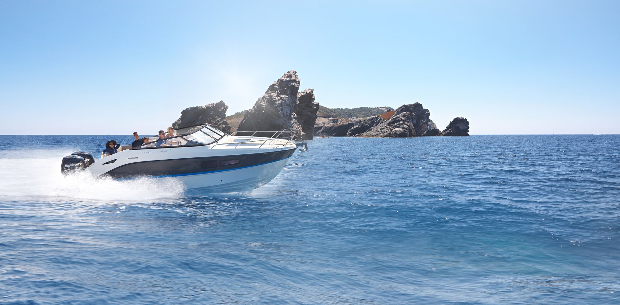 Quicksilver 805 Cruiser, speedboot vaart snel langs rotsen