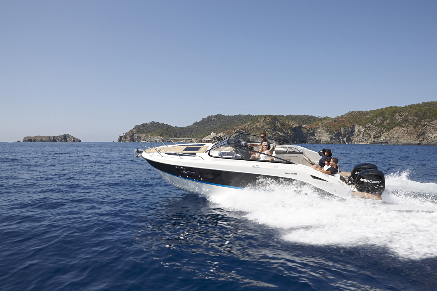 Quicksilver 805 Cruiser, speedboot vaart snel over zee