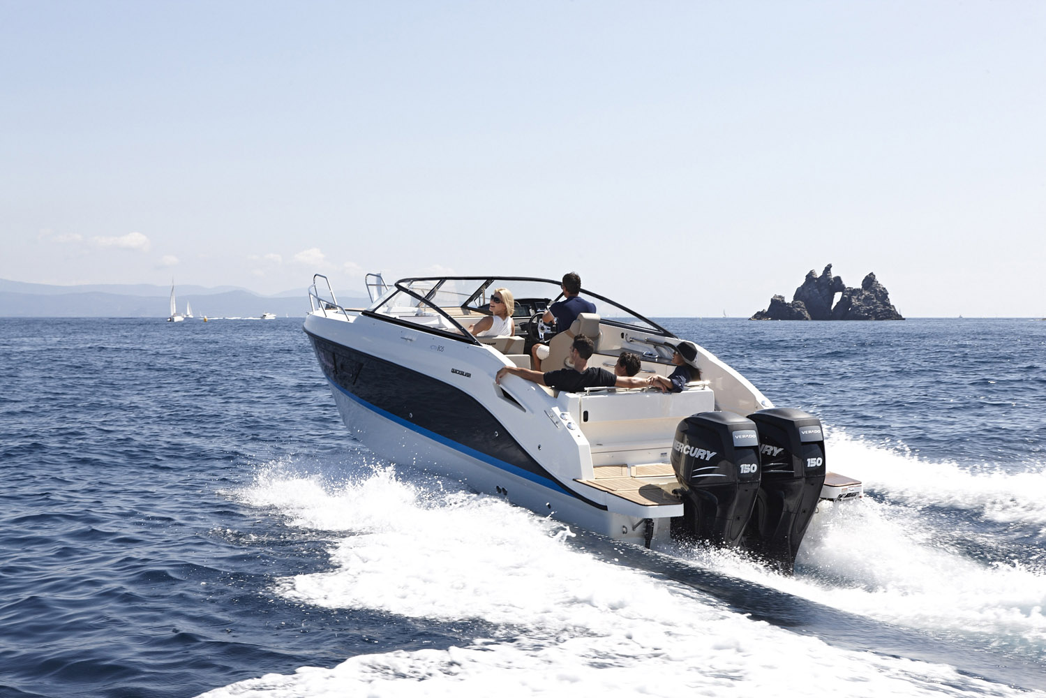 Quicksilver 805 Cruiser, speedboot vaart snel over zee