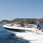 Quicksilver 805 Cruiser, speedboot varend bij kustlijn