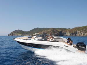 Quicksilver 805 Cruiser, speedboot varend bij kustlijn