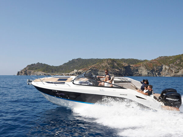 Quicksilver 805 Cruiser, speedboot varend bij kustlijn