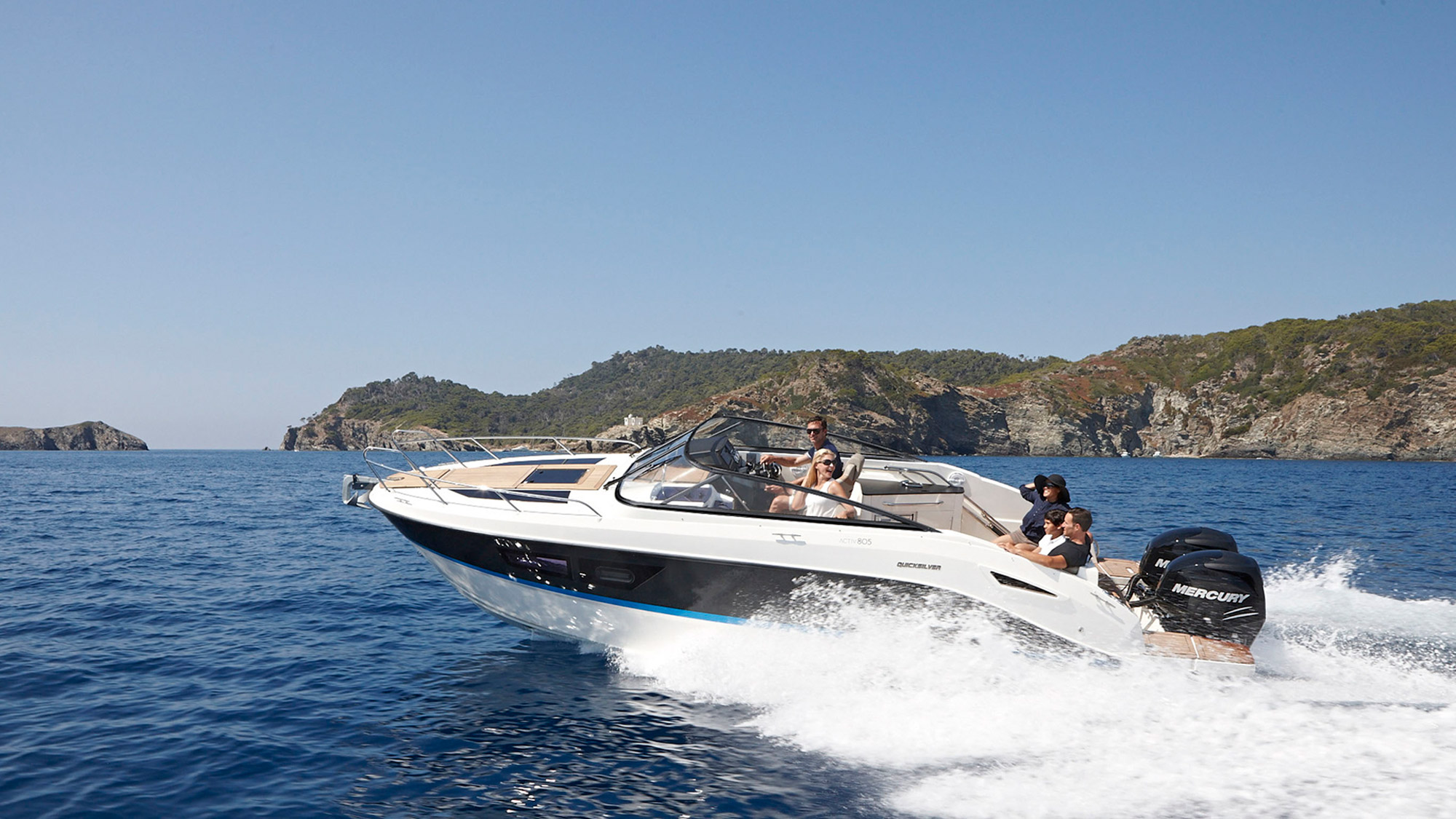 Quicksilver 805 Cruiser, speedboot varend bij kustlijn