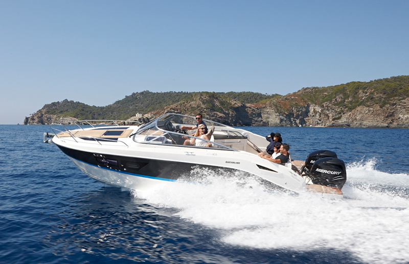 Quicksilver 805 Cruiser, speedboot varend bij kustlijn