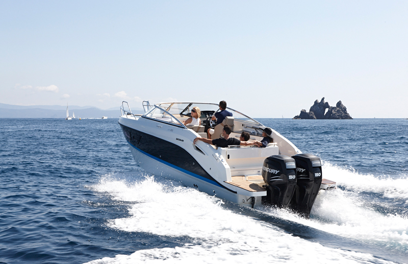 Quicksilver 805 Cruiser, speedboot varend op zee met inzittenden