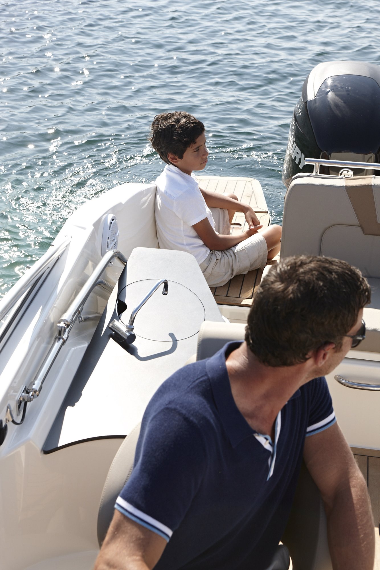 Quicksilver 805 Cruiser, vader en zoon op boot