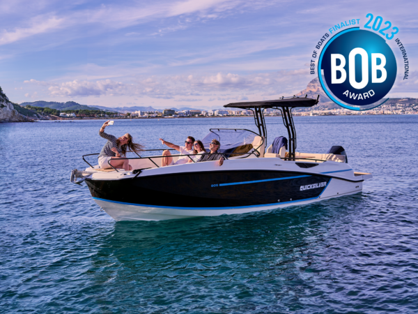 Quicksilver 805 Open, boot met mensen op zee