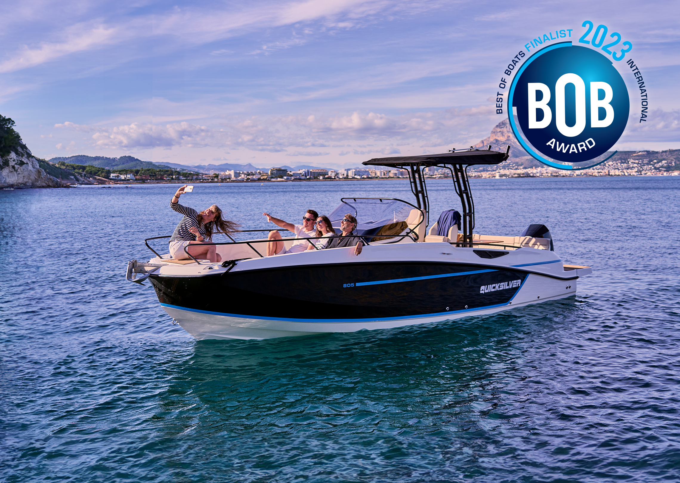 Quicksilver 805 Open, boot met mensen op zee