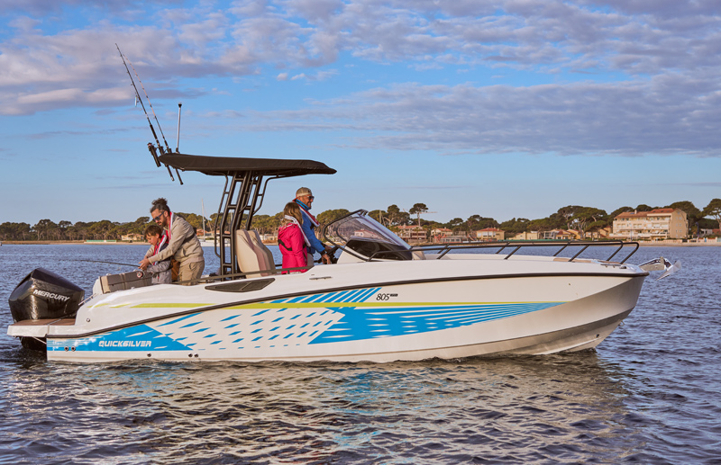 Quicksilver 805 Open, boot met mensen varend op water