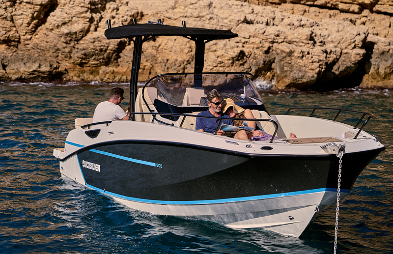 Quicksilver 805 Open, boot varend bij rotskust