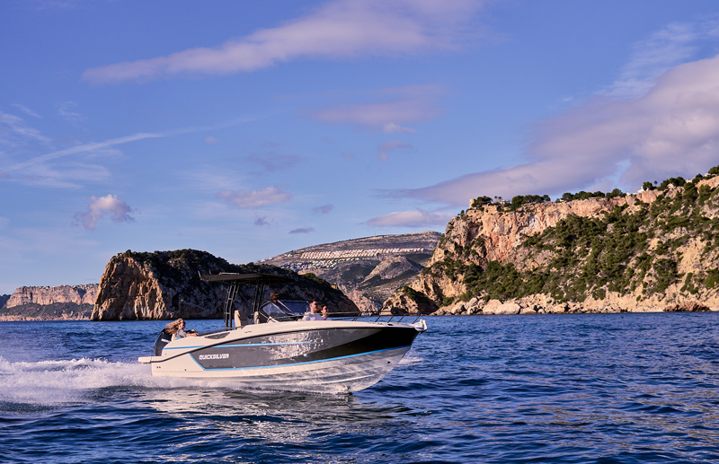 Quicksilver 805 Open, boot varend langs kustlijn