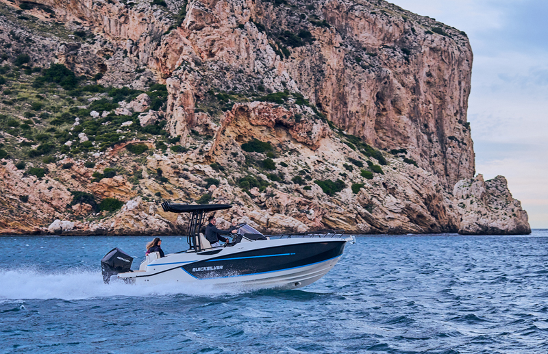 Quicksilver 805 Open, boot varend langs rotskust