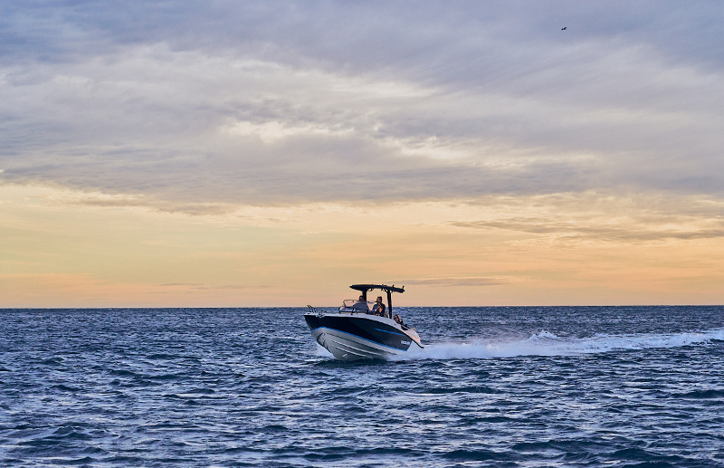 Quicksilver 805 Open, boot varend op zee bij zonsondergang
