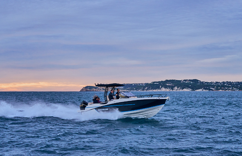 Quicksilver 805 Open, boot varend op zee bij zonsondergang