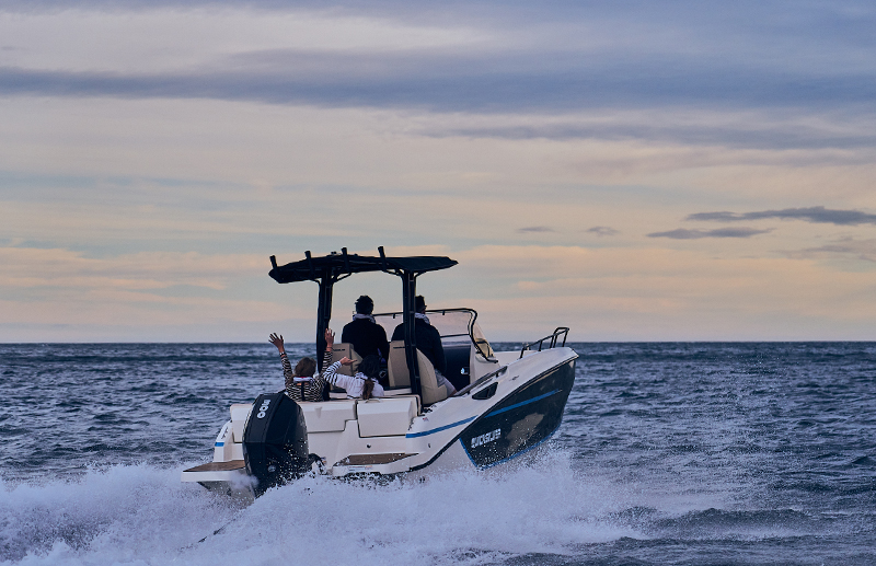 Quicksilver 805 Open, boot varend op zee met passagiers