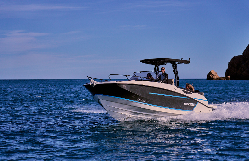 Quicksilver 805 Open, boot varend op zee