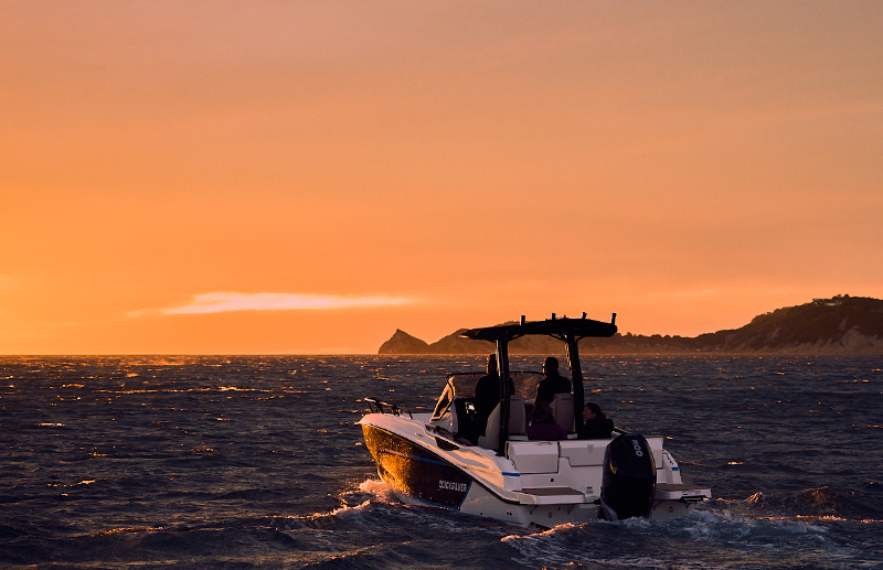 Quicksilver 805 Open, boot varend tijdens zonsondergang