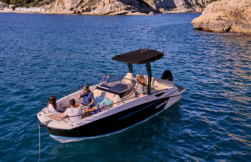 Quicksilver 805 Open, boot voor anker bij kust