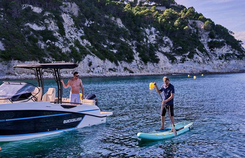 Quicksilver 805 Open, boot voor kust met suppen