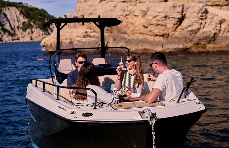 Quicksilver 805 Open, mensen genieten aan boord